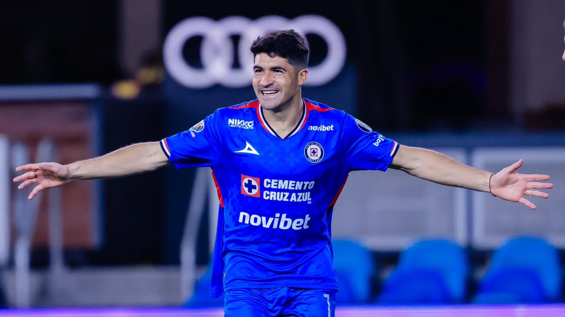 El artillero tuvo que salir en camilla durante el América vs Cruz Azul en el Estadio Azteca debido a un fuerte choque del que quedó tocado. (X/ @CruzAzul)