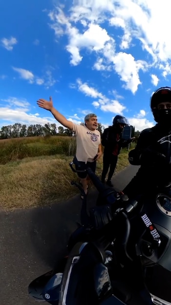 Recorrían la ruta en sus motos de alta gama y fueron asaltados por dos motochorros armados