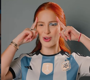 La creadora de contenido salvadoreña, sorprendió a sus millones de seguidores con un espectacular maquillaje deportivo en apoyo a la albiceleste (Cortesía Nicolle Figueroa).