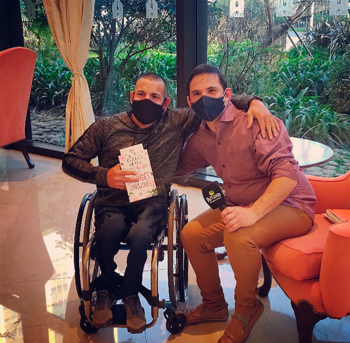 Ezequiel Casco sosteniendo el libro