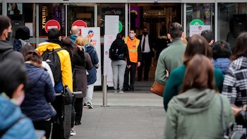 Personas hacen fila este martes