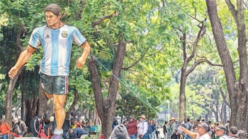 Integrantes de la CNTE destruyen estatuas del Mundial 2026 en Paseo de la Reforma