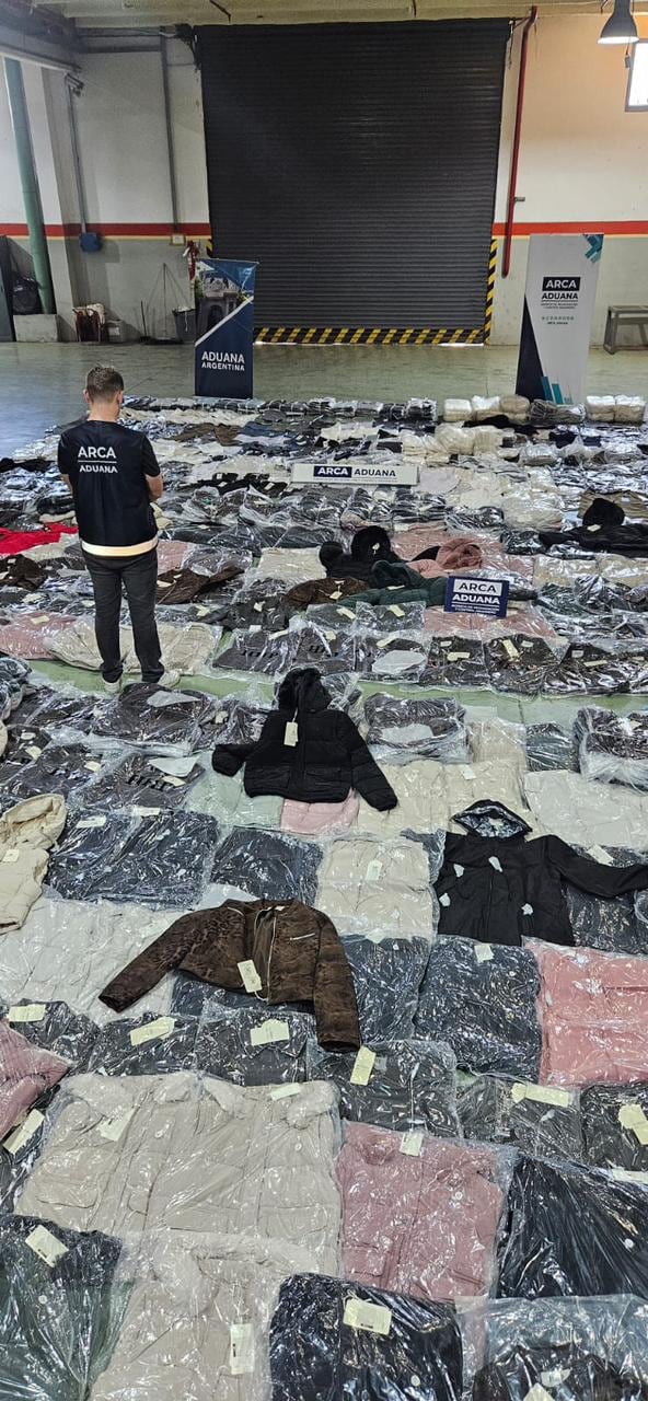 Las prendas secuestradas incluyen camperas, remeras y pantalones tipo cargo, presuntamente en infracción al Código Aduanero argentino