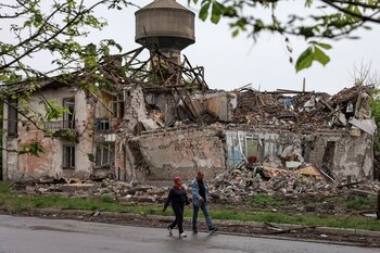 Los residentes caminan por una