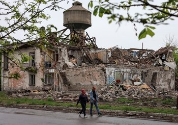 Los residentes caminan por una