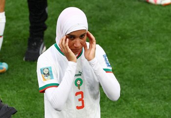 Nouhaila Benzina tras hacer historia