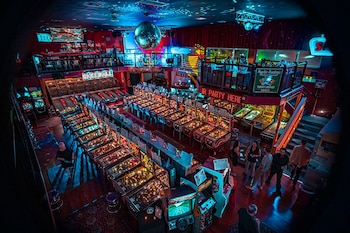 Silverball Retro Arcade tiene más de 150 juegos clásicos de pinball y arcade, Skee Ball, buena comida en tres bares.