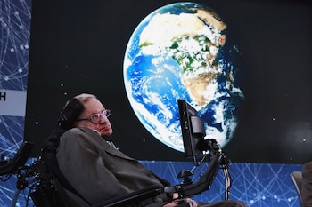 Stephen Hawking sostuvo que amenazas como conflictos, enfermedades o desastres podían comprometer continuidad de la especie y defendió la exploración espacial como estrategia de supervivencia, además de impulso científico para ir más allá de la Tierra - REUTERS/Lucas Jackson/File Photo