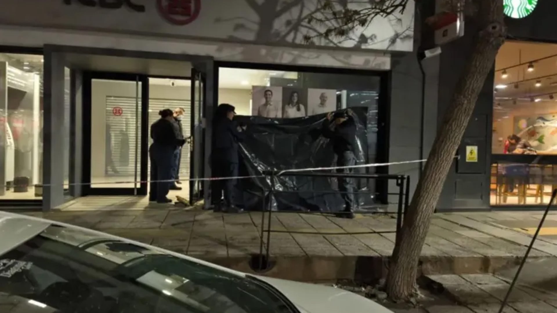 Un hombre de 40 años vivía en la calle con su perro y murió dentro de un cajero automático en Neuquén
