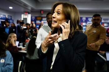 Kamala Harris durante la visita al Comité Nacional Demócrata (REUTERS/Evelyn Hockstein)
