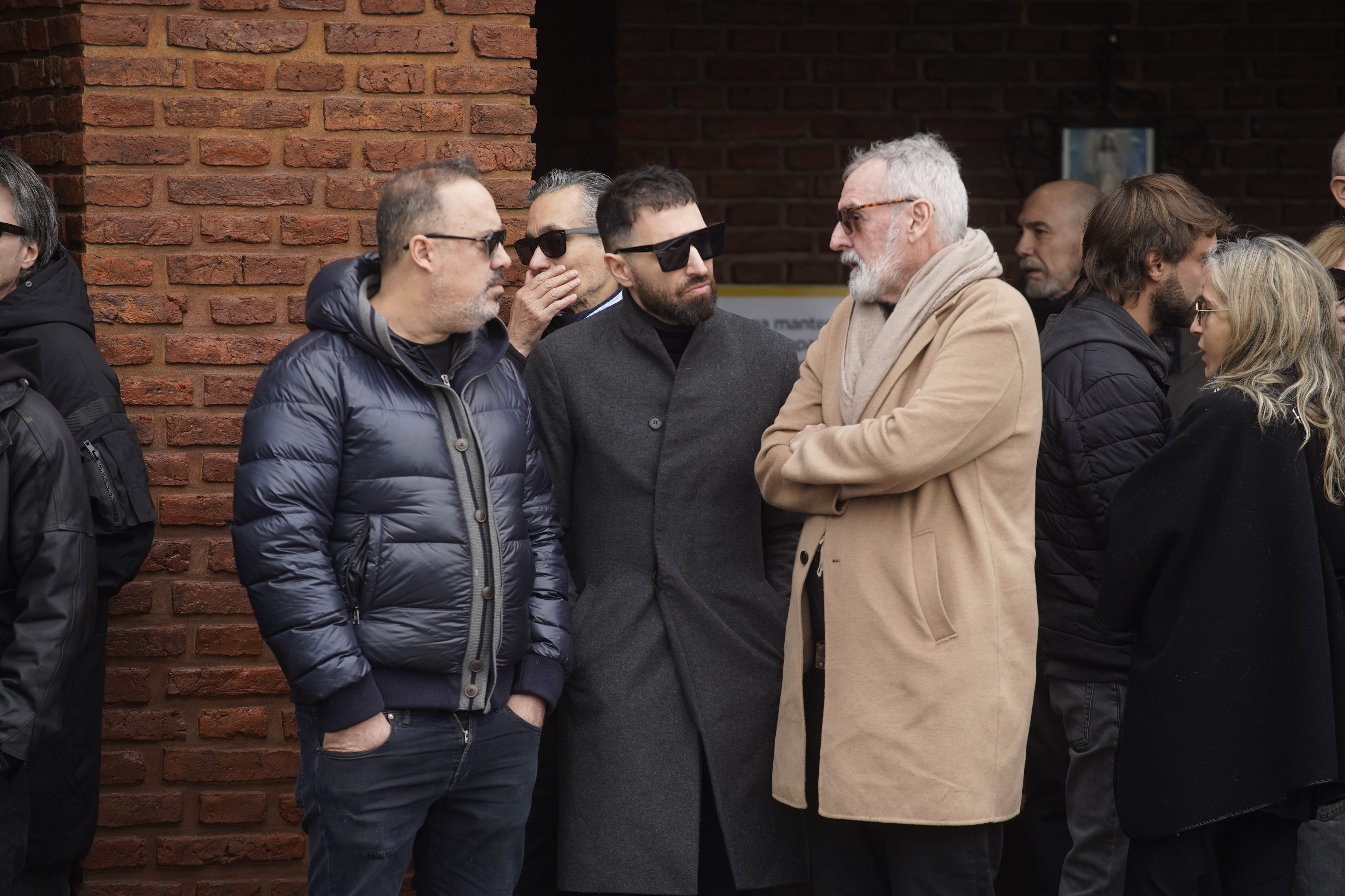 Charly Ronco, íntimo amigo de la actriz, su pareja, el artista Nicolás Pottery, y el reconocido diseñador Benito Fernández a las afueras de la capilla del cementerio
