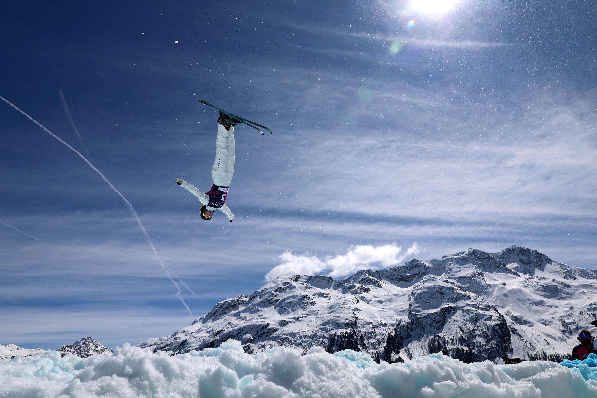 La australiana Danielle Scott durante el calentamiento previo a la prueba femenina de esquí acrobático en el Campeonato Mundial de Esquí Acrobático de la FIS, celebrado en St. Moritz, Suiza, el 30 de marzo (Claudia Greco—Reuters)