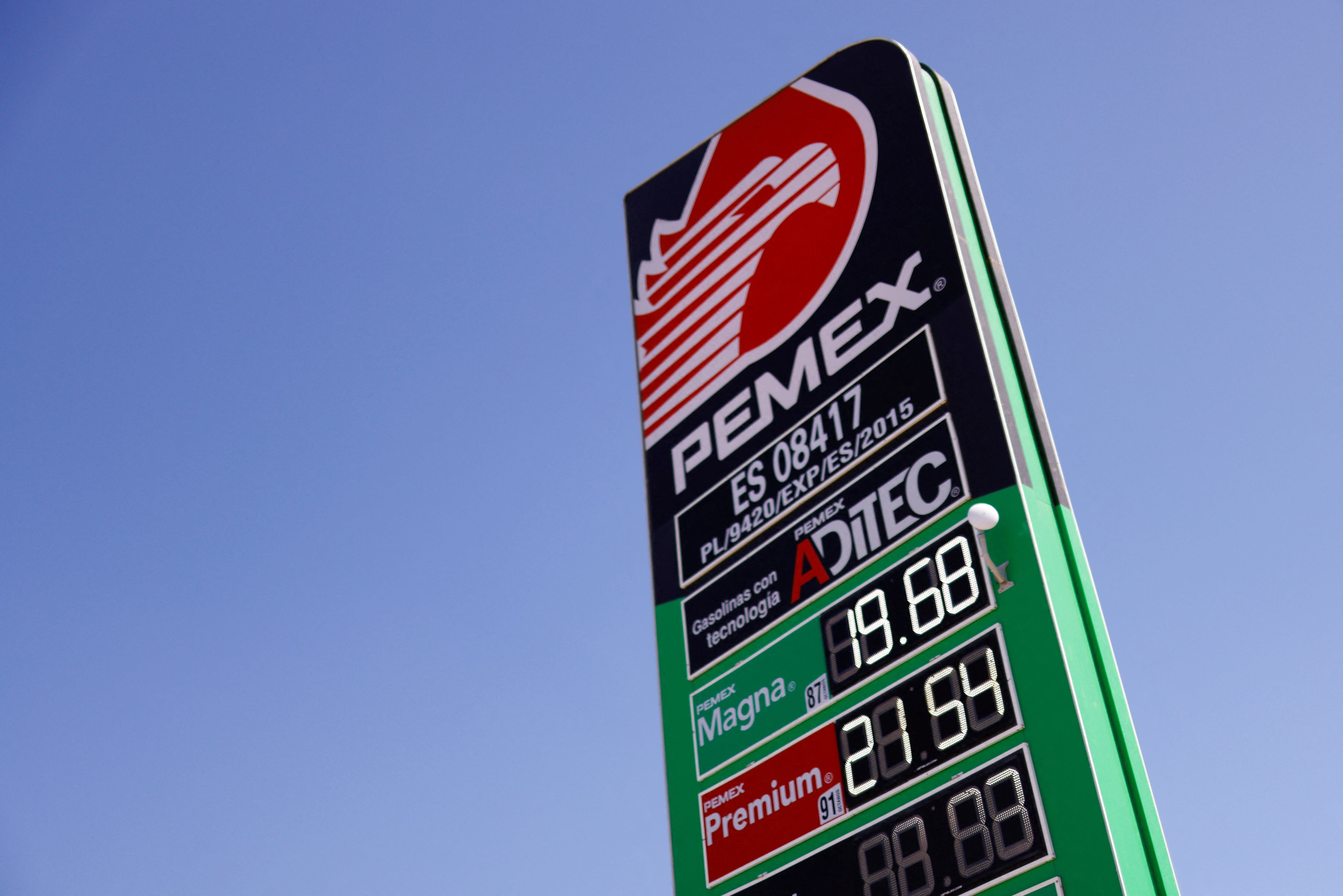 La CNE y la Profeco informan constantemente sobre los precios de los combustibles. (Reuters)