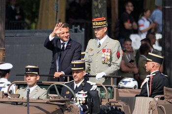 Macron saluda junto al jefe del Estado Mayor, el general Thierry Burkhard (Michel Euler/Pool vía REUTERS)