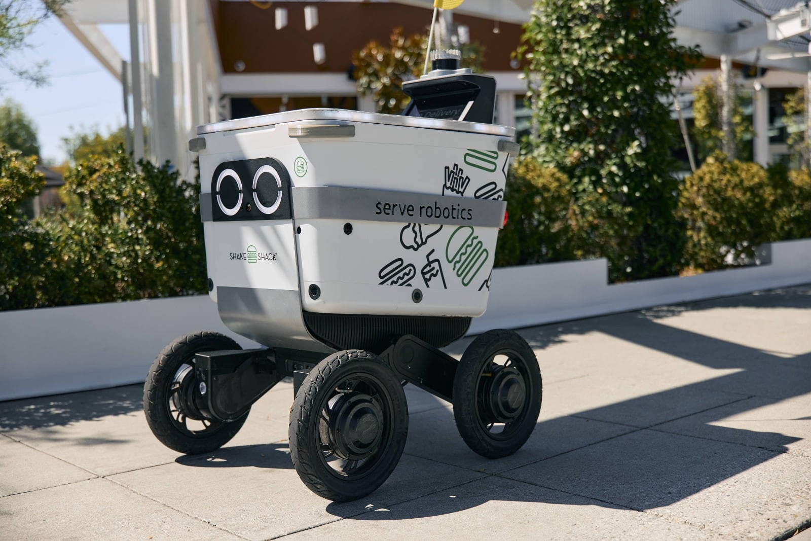 La acusación alcanza tanto a quienes reciben pedidos como a personas que pasan cerca de los equipos. (Serve Robotics)