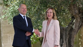 Meloni recibe entre olivos a