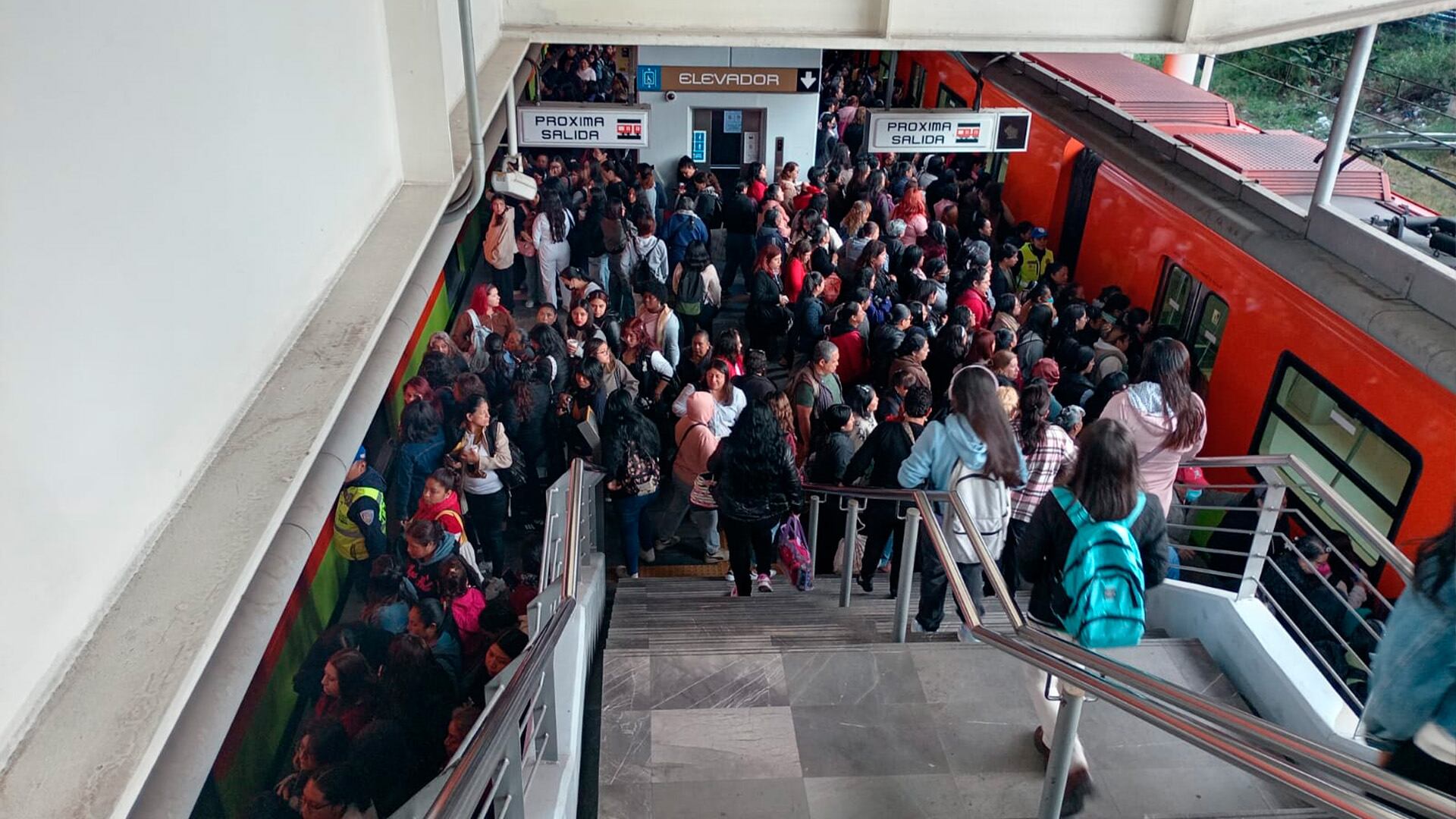 Durante el mismo acto, Brugada anunció la entrega de becas de transporte para universitarios. Explicó que este apoyo de $1.500 pesos bimestrales, que se otorga mediante una tarjeta especial, busca evitar que motivos económicos sean un obstáculo para la educación. Foto: SNTSTC