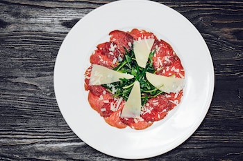 Carpaccio con parmesano. (Freepik)