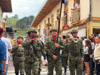 Ciudadanos de Neira acompañan el desfile del 20 de julio y expresan su reconocimiento a la labor de la Fuerza Pública en el municipio - crédito Quinta División del Ejército Nacional/X