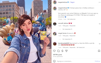 Un avatar femenino sostiene una carta coleccionable de Pikachu frente a varios personajes de Pokémon y edificios de una ciudad