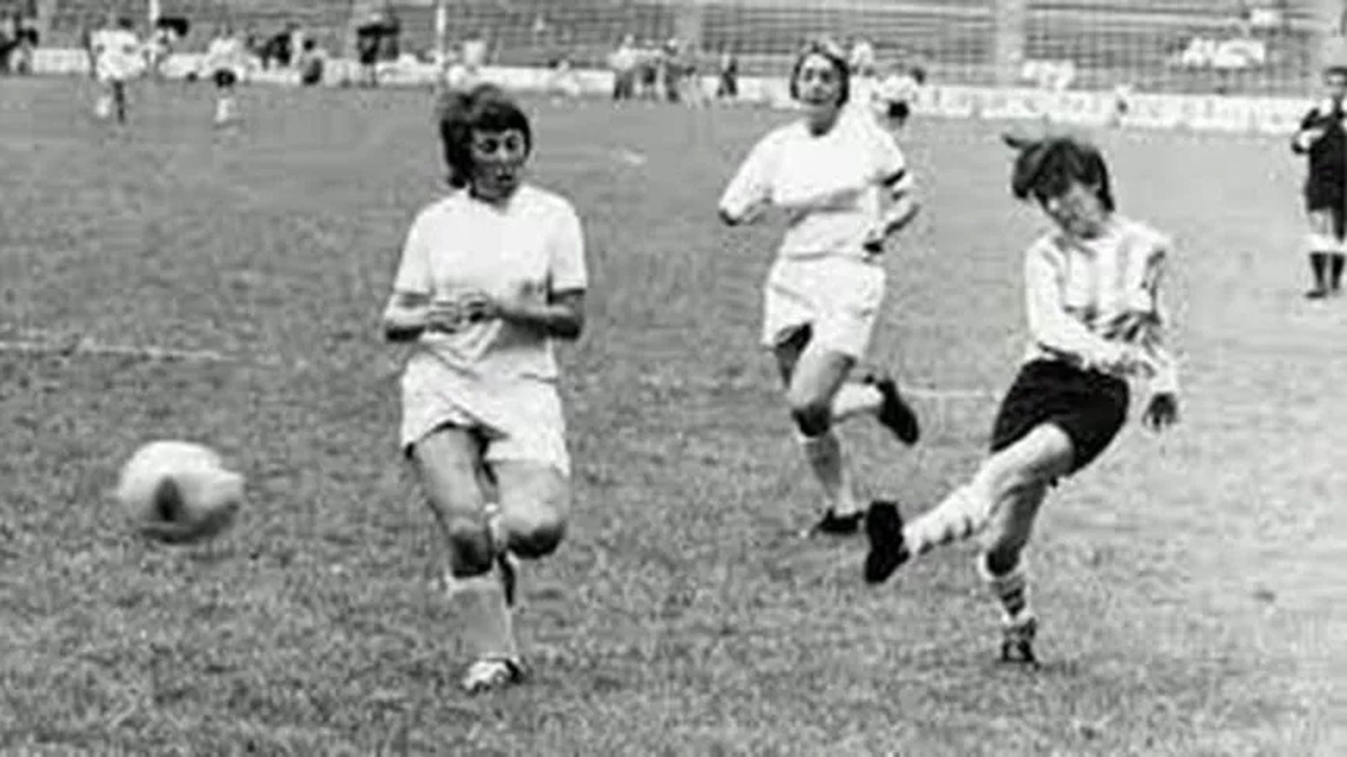 La zurda que venció al olvido: quince años antes de la obra de arte de Maradona, la pierna zurda de Elba Selva ya sabía lo que era sacudir la red de Inglaterra en México (Las Pioneras del Fútbol Femenino ARG)