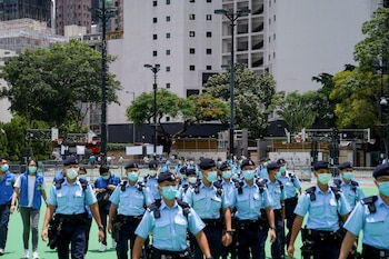 Agentes de policía bloquean el