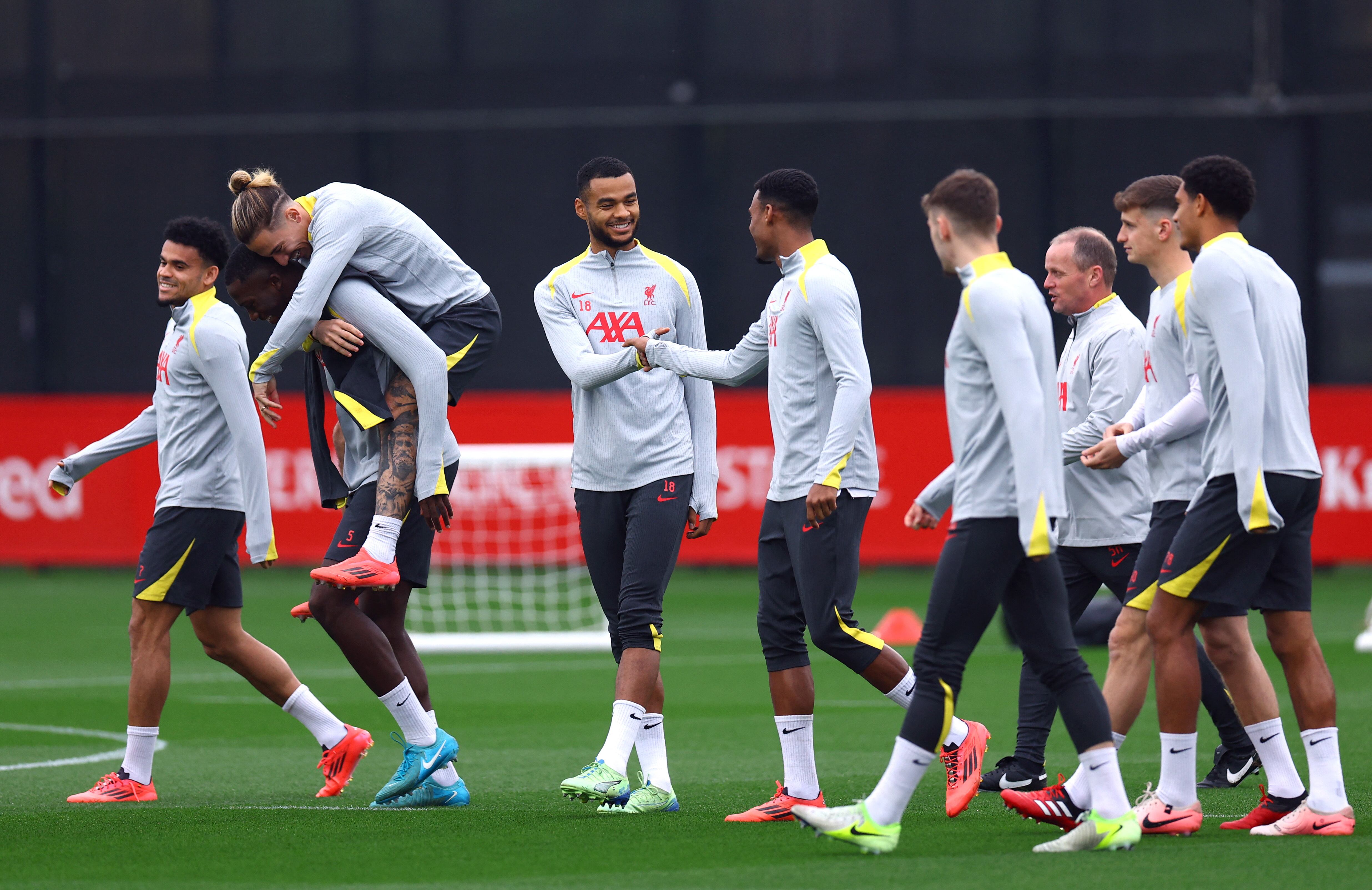 Luis Díaz y Cody Gakpo compartieron en el camerino del Liverpool-crédito Molly Darlington/REUTERS