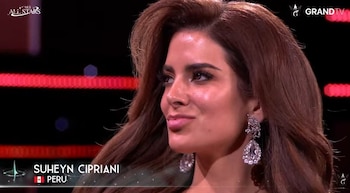 Suheyn Cipriani, con cabello castaño suelto y un pendiente brillante, mira hacia la derecha en un perfil que revela su rostro sin maquillaje