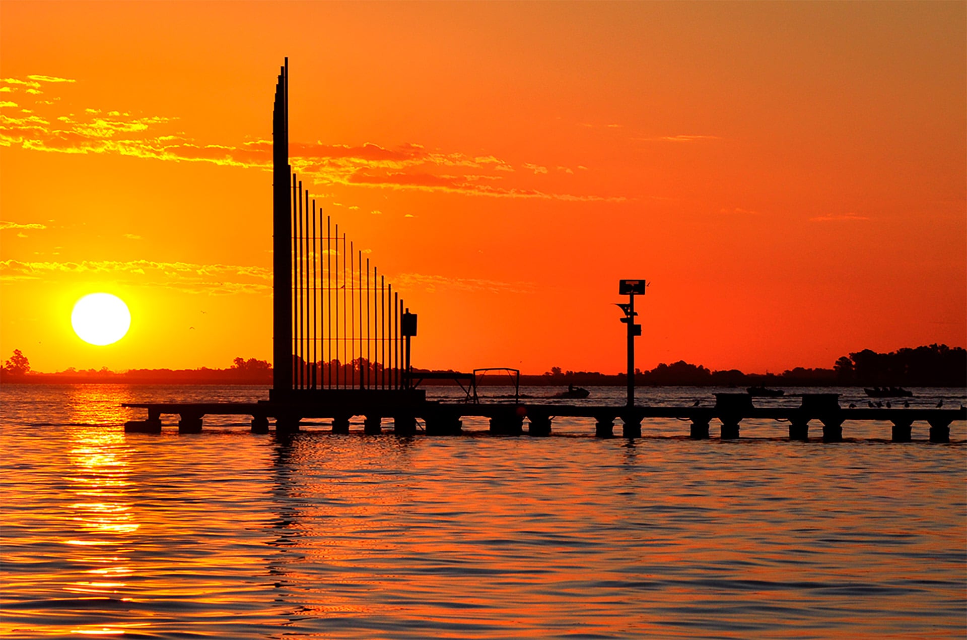 El l icónico Espigón -con 108 metros de largo y una estructura que simula una vela náutica- regala una vista panorámica perfecta para fotos y atardeceres inolvidables