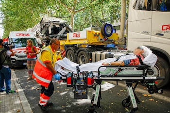 Una grúa retira el autocar accidentado, a 1 de julio de 2026, en Lleida (Kike Rincón / Europa Press)