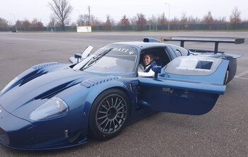 Arriba de la Maserati MC12