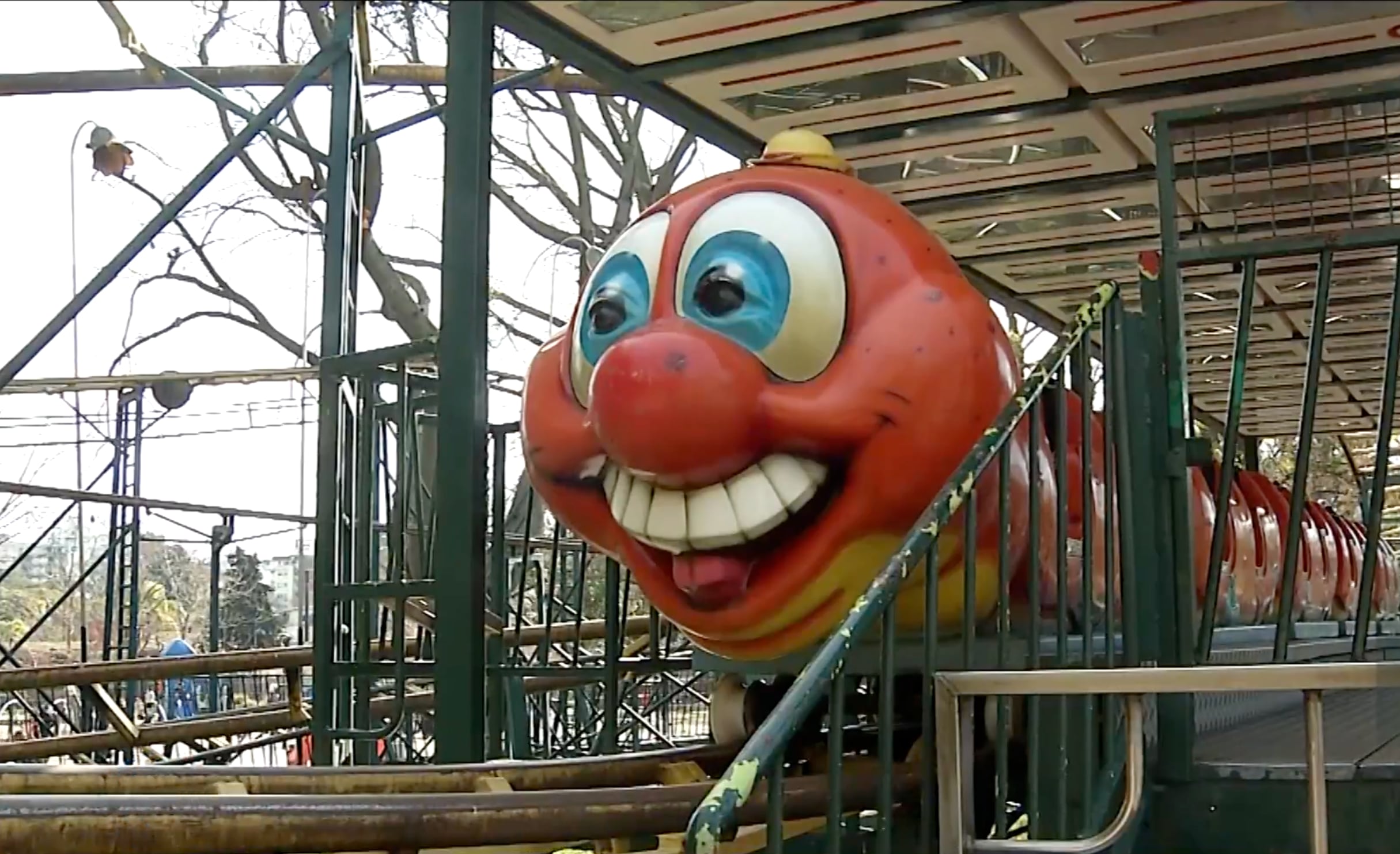 Gusanito Manzana, un juego del Parque Rodó de Montevideo (Captura Subrayado/Canal 10)