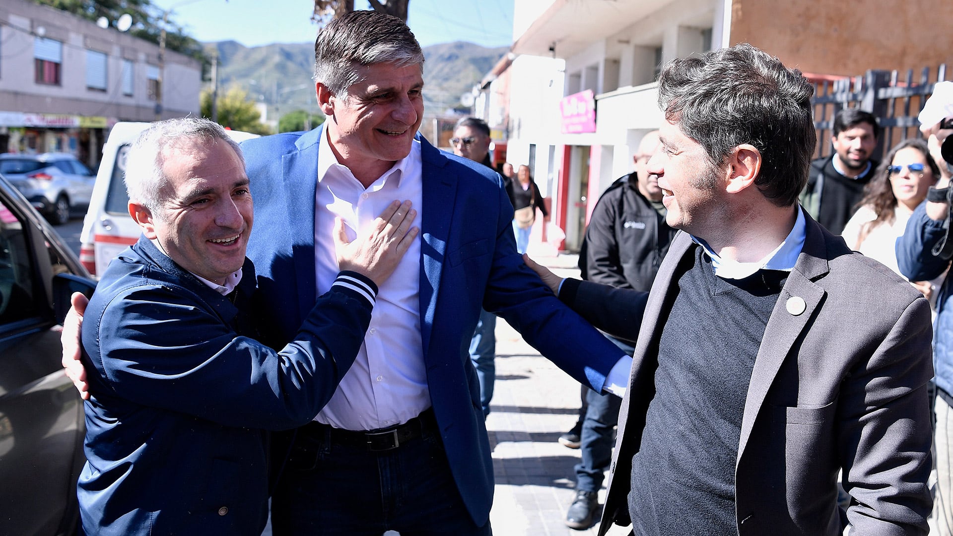 Kicillof y el ministro provincial Andrés Larroque junto al intendente de Cosquín (Córdoba), Raúl Cardinali