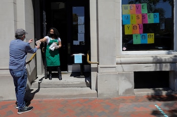 Un cliente recoge un pedido