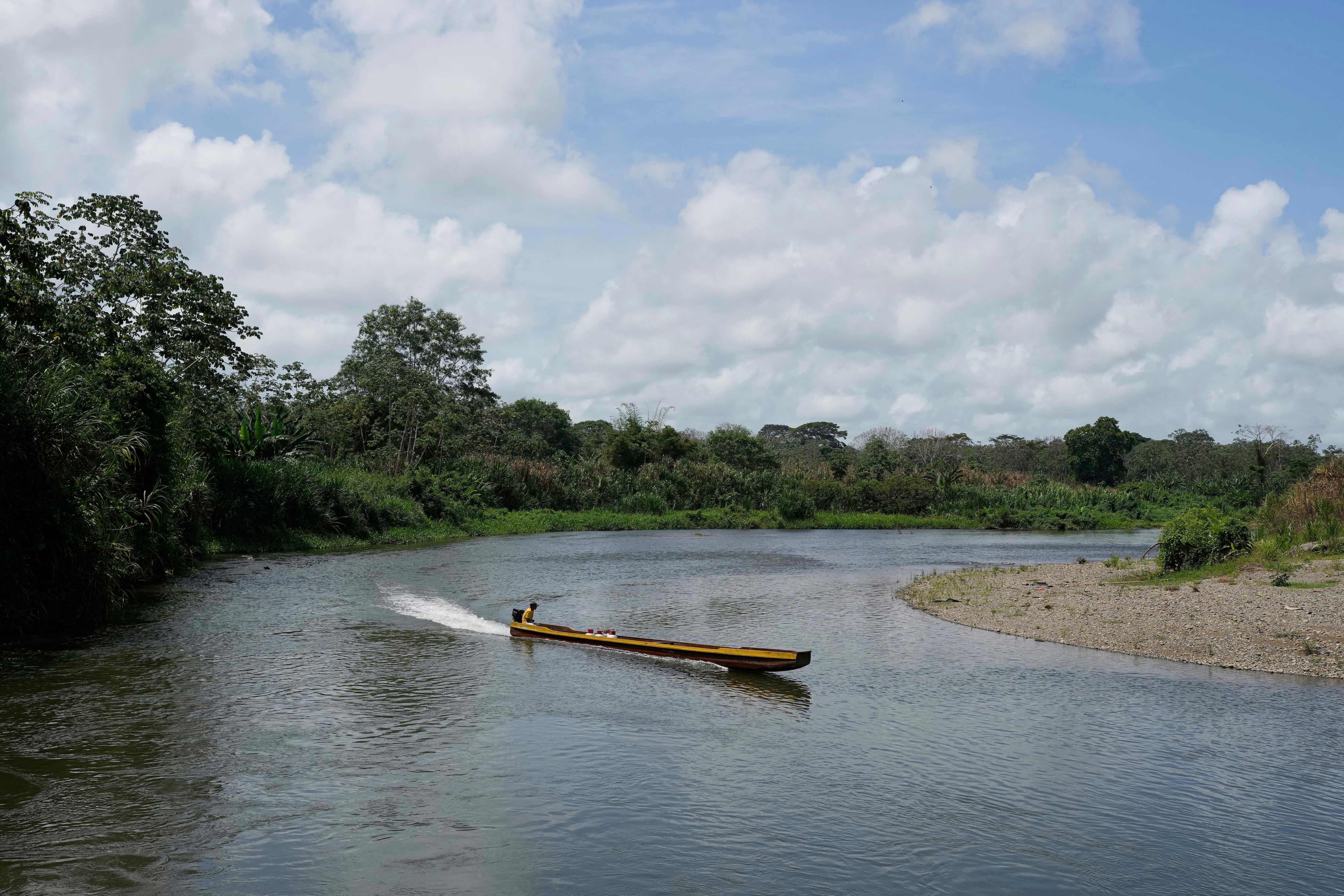 Paso constante de migrantes ha afectado ríos y quebradas en el Darién - crédito AP