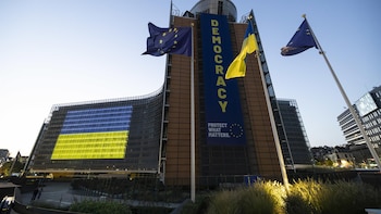 Bruselas promete seguir cerrando brechas de las sanciones a Rusia tras levantar la UE las medidas a dos oligarcas