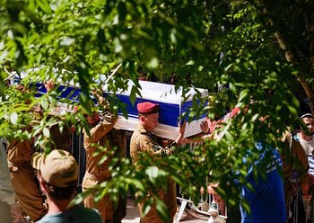 El momento del entierro de