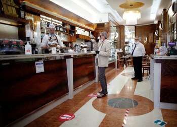 Un hombre toma un café