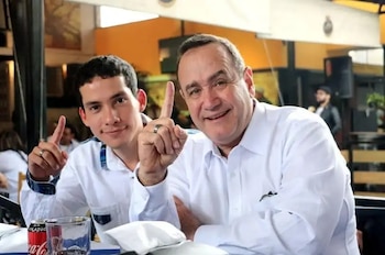 El Ministerio Público ejecutó 13 allanamientos en propiedades de la familia de Miguel Martínez para capturar a dos allegados.