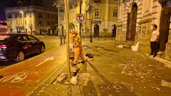 El equipo municipal retira más de 5 toneladas de residuos sólidos acumulados durante las jornadas proselitistas - Créditos: Municipalidad de Lima.