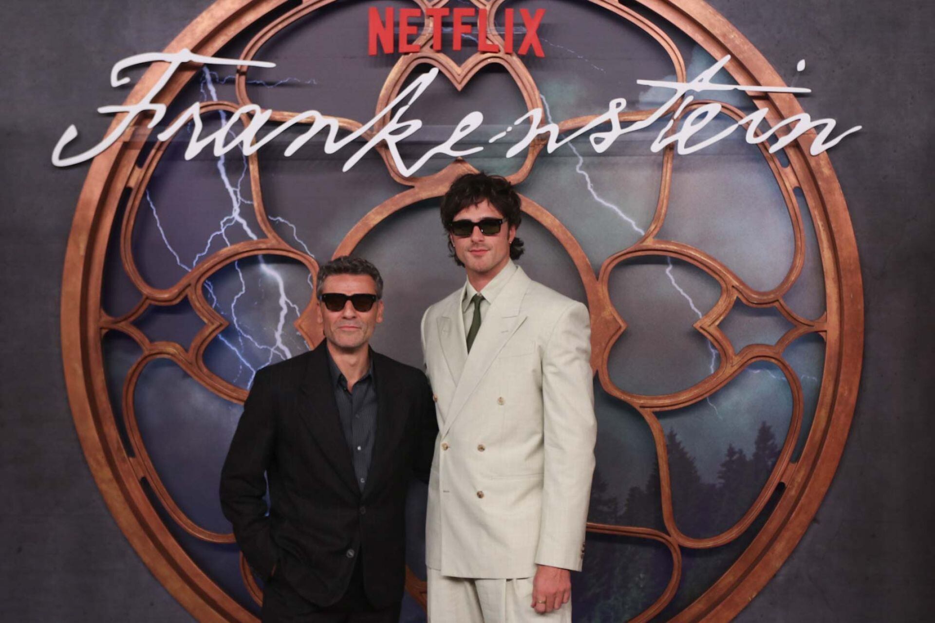 CIUDAD DE MÉXICO, 03NOVIEMBRE2025.- Los actores Óscar Isaac y Jacob Elordi durante la Alfombra roja de la película Frankenstein realizada en el recinto de San Ildefonso.FOTO: GRACIELA LÓPEZ/CUARTOSCURO.COM