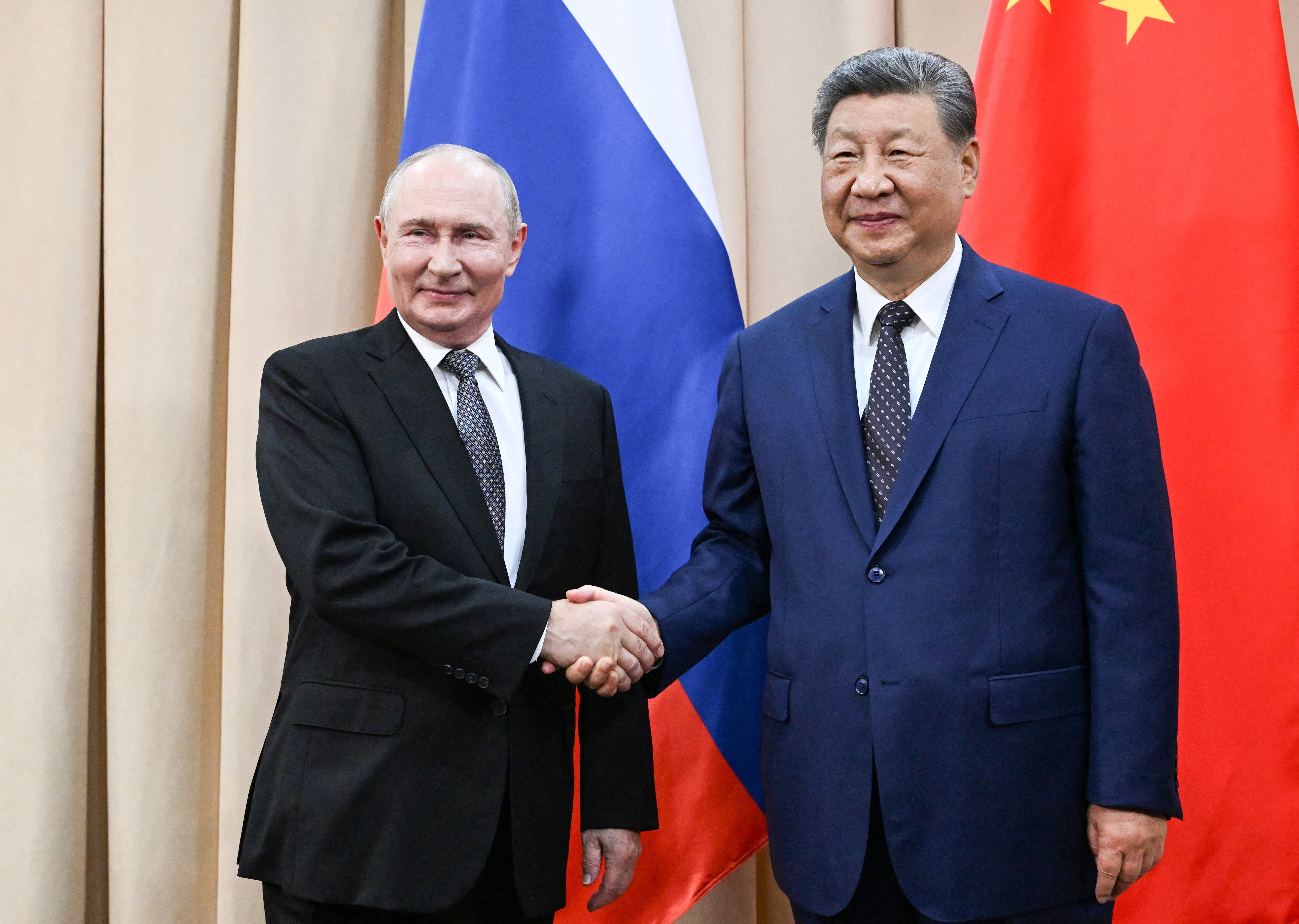 El presidente ruso, Vladimir Putin, y el presidente chino, Xi Jinping, se dan la mano durante una reunión al margen de la cumbre de la Organización de Cooperación de Shanghái en Biskek, Kirguistán (Sputnik/Kristina Solovyova/Pool vía REUTERS)