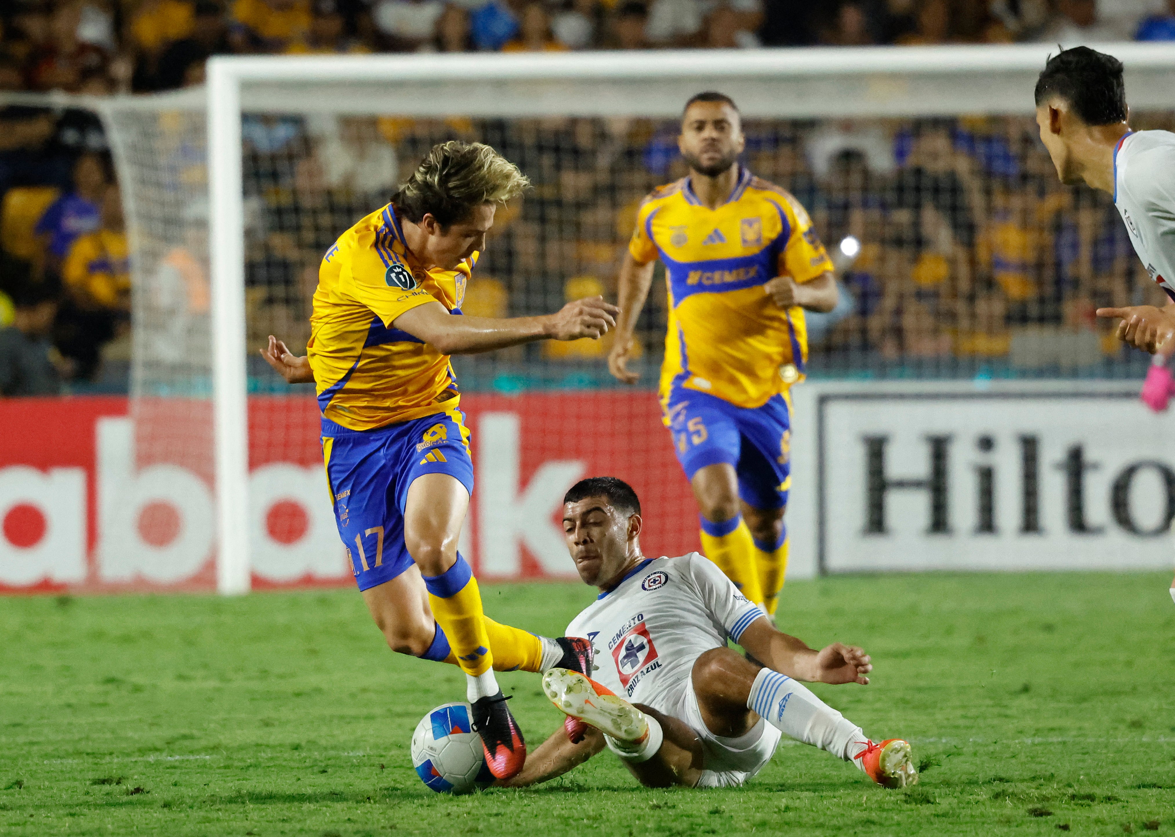 Sebastián Córdova busca reivindicarse y transformar el mediocampo de Toluca ante la exigencia del torneo. REUTERS/Daniel Becerril