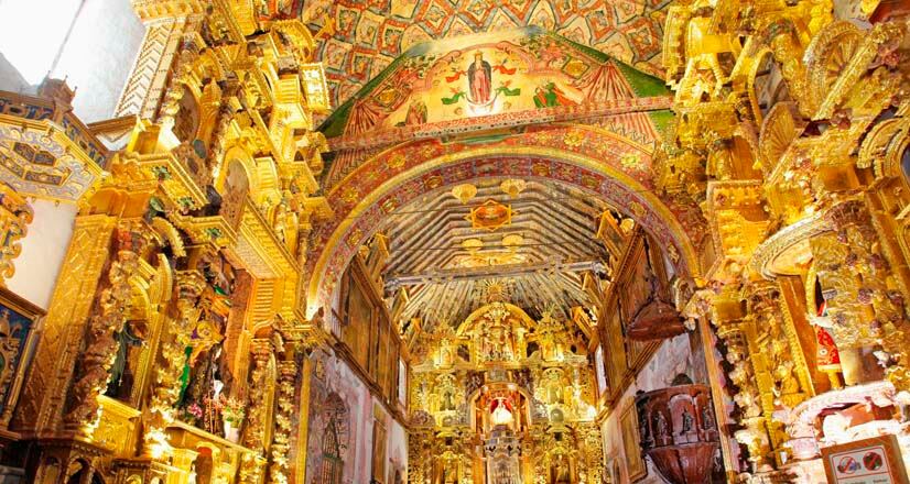 La iglesia San Pedro Apóstol de Andahuaylillas es conocida como la