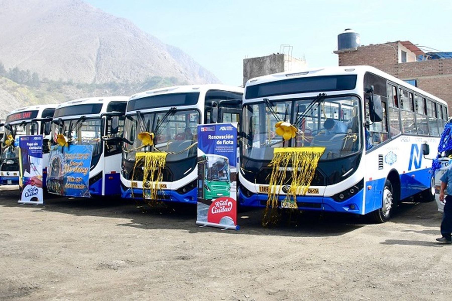 Los buses a GNV incorporados por la empresa operan con GPS y aplicación móvil para pago con código QR. (Andina)