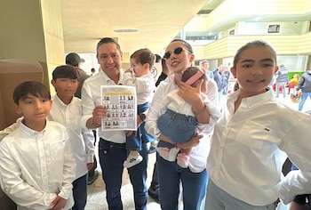 Mauricio Lizcano ejerce su derecho al voto en Manizales acompañado por su esposa y sus cinco hijos - crédito Prensa Mauricio Lizcano