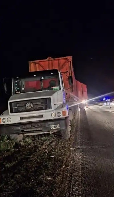 El camión Mercedes Benz salía de un campo de caña de azúcar e ingresaba a la ruta cuando el auto impactó contra su lateral trasero izquierdo