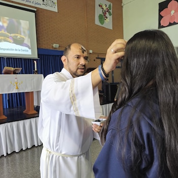 El sacerdote o diácono marca