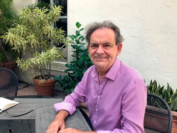 El fotógrafo español Miquel Salom posa durante una entrevista con Efe el 25 de febrero de 2021, en Miami, Florida (Estados Unidos). EFE/ Ana Mengotti/Archivo