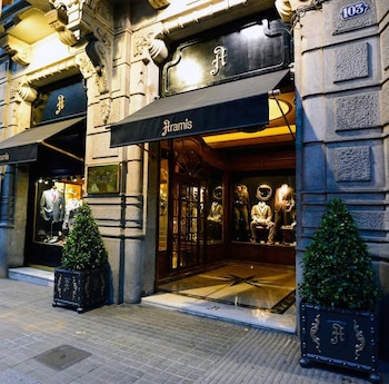 La entrada de la sastrería Aramis, en el número 103 de la Rambla Catalunya de Barcelona. (Facebook / Aramis)